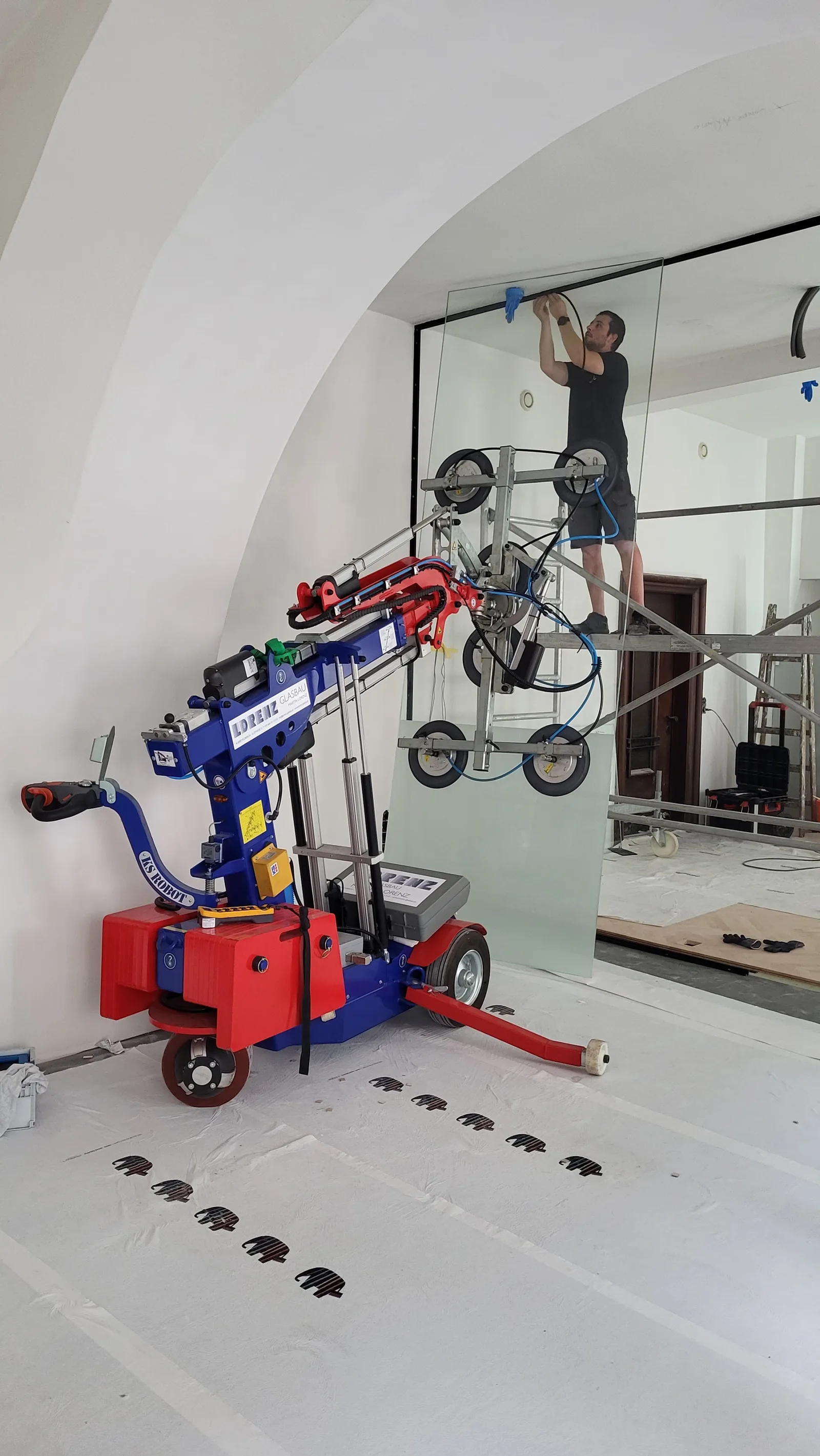 Montage einer großen Ganzglasanlage mit dem Montageroboter James