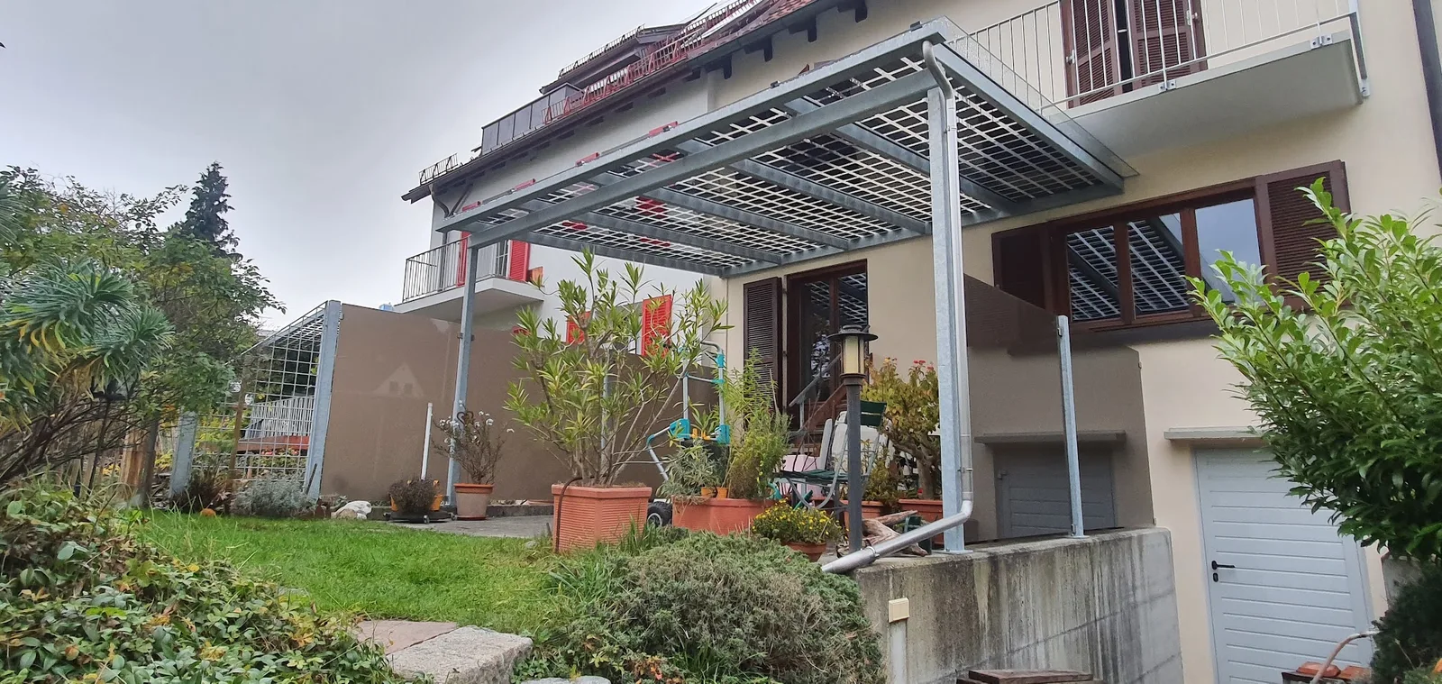 Konstruktion einer Terrassenüberdachung an einem Wohnhaus