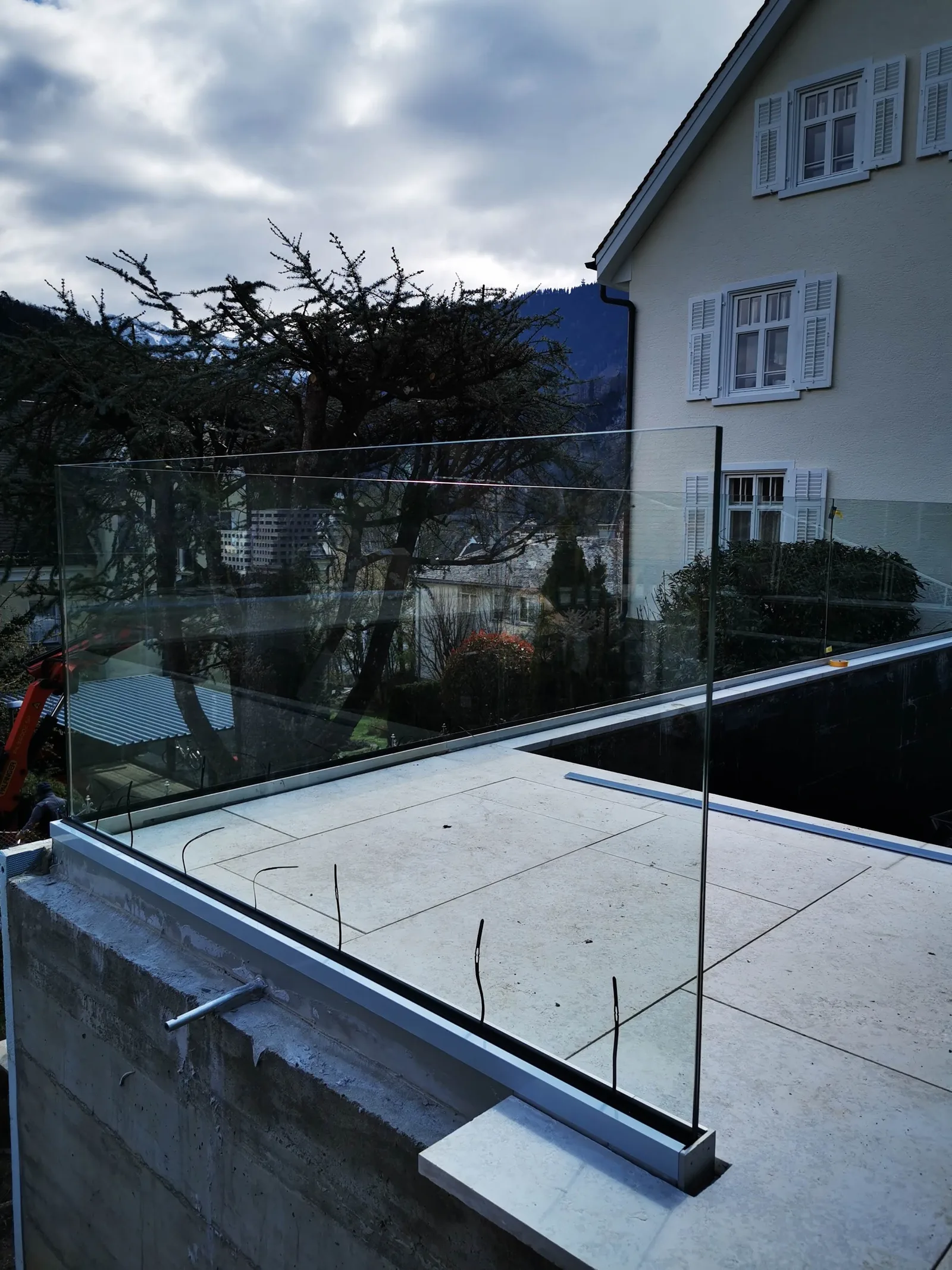 Rahmenloses Glasgeländer an einer Terrasse
